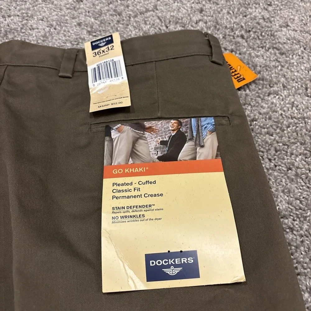 NEW DOCKERS GO KHAKIS Mens 36X32 Khaki Stain Defender Classic Fit Pleated Cuffed